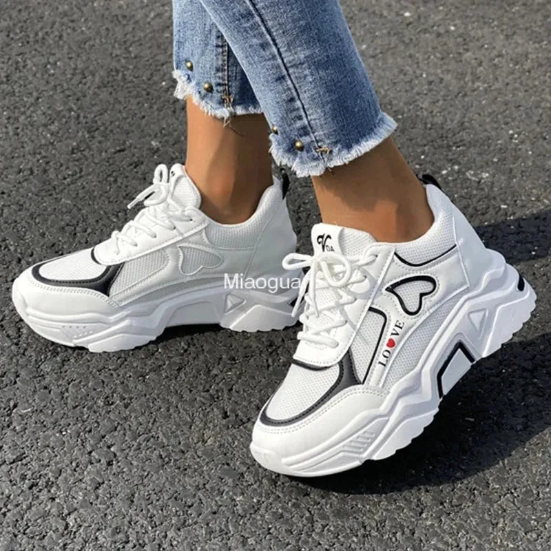 2024 New Letter Graphic Lace-up Wedge Sneakers Women Breath Thick Bottom Shoes Lace-Up Flat Leisure Shoes Outside Fashion Casual
